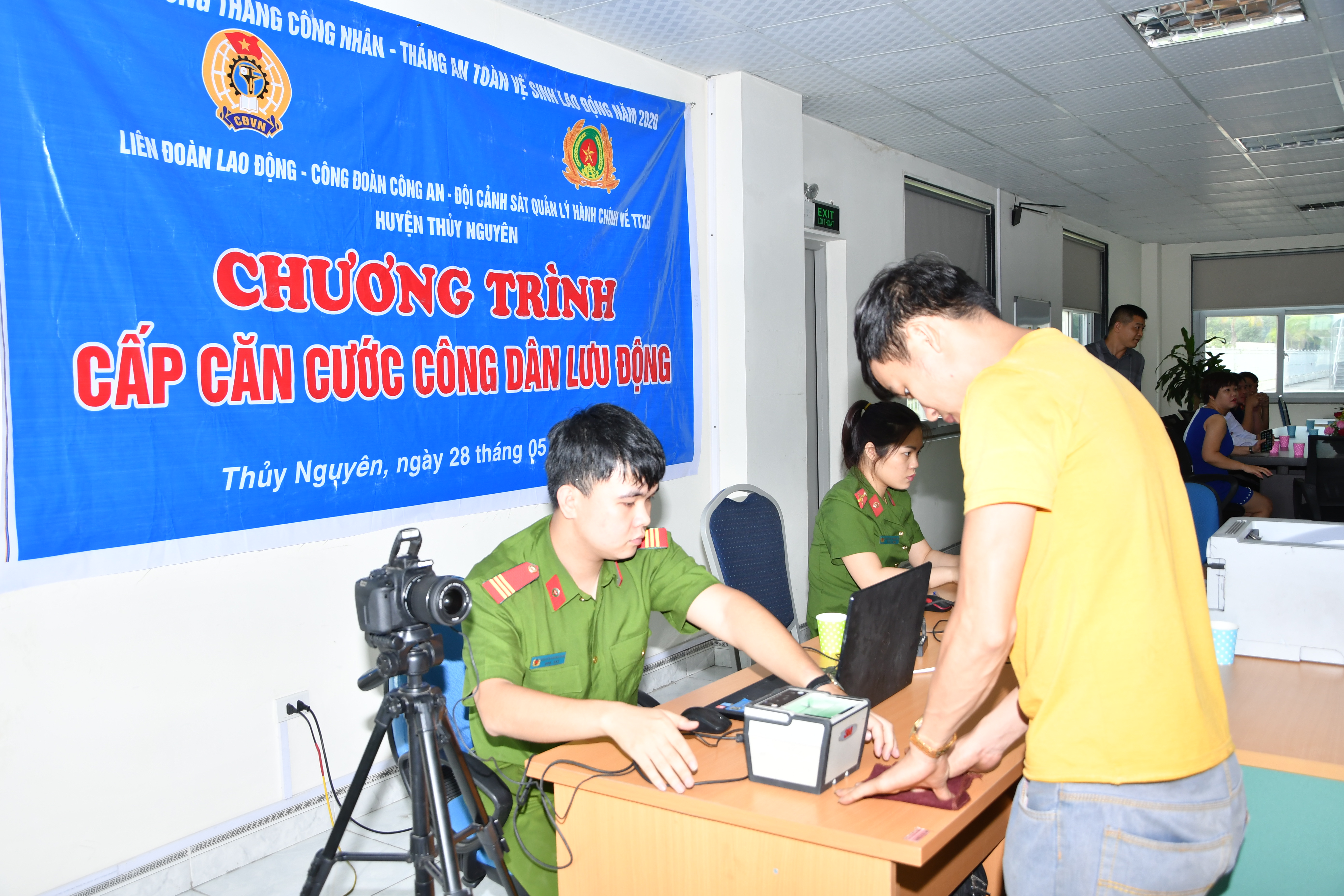 Công dân Việt Nam đã được cấp thẻ căn cước phải thực hiện thủ tục cấp đổi thẻ căn cước khi đủ 14 tuổi, 25 tuổi, 40 tuổi và 60 tuổi